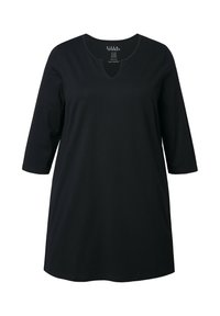 Schwarzes Tunika-T-Shirt aus weicher Baumwolle mit rundem Ausschnitt und Dreiviertelärmeln, das einen lockeren Sitz und eine glatte Textur aufweist.