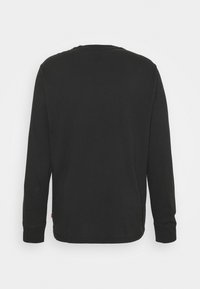 Czarna koszulka z długim rękawem wykonana z bawełny, z okrągłym dekoltem i ribbionymi mankietami. Tył jest gładki, bez dodatkowych wzorów czy akcentów.