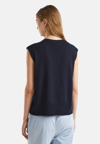 Granatowy bezrękawnik z dzianiny z prążkowanym dołem. Posiada okrągły dekolt i gładką teksturę, zaprojektowany dla luźnego kroju.