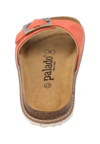 Oranje suède sandaal met een metalen gesp-detail, kurken voetbed en witte stiksels langs de rand. Beschikt over een platte zool voor comfort.