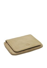 Portefeuille en cuir beige avec une texture lisse, doté d'un rabat et d'un logo embossé. Design compact adapté pour les cartes et les billets.