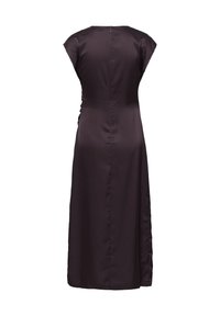 Midikleid aus tiefviolettem Satin mit kurzen Ärmeln, einem Reißverschluss im Rücken und strukturierten Raffungen an den Seiten. Glatte Oberfläche insgesamt.