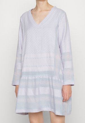 Helles lila Kleid mit langen Ärmeln und V-Ausschnitt. Verfügt über strukturierte Muster und horizontale Streifen in verschiedenen Blau- und Rosatönen.
