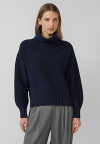 Marineblauer, oversized Pullover mit hohem Rippkragen und Rippabschluss. Strukturierter Stoff, überschnittene Schultern und lange Ärmel.