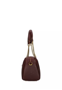 Borsa a tracolla in pelle marrone con dettagli in catena dorata, chiusura superiore a zip e forma arrotondata. Presenta una maniglia e accessori decorativi.