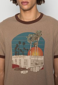 Nudie Jeans ROY - T-shirt estampada - brown melange