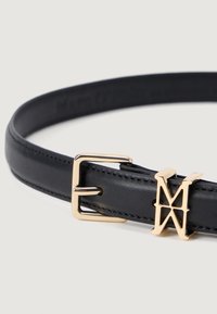 Must küllastunud nahast vöö, millel on kuldse metallist pandla detail, stiliseeritud logo, sile tekstuur ja täpsed õmblused äärte ümber.