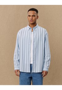 Les Deux - KENT STRIPED YALE SHIRT UNISEX - Button-down blouse - sky blue/black Thumbnail Image 1