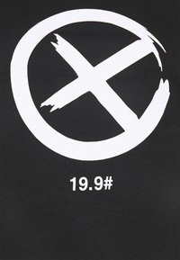 Czarna koszulka z dużą białą okrągłą grafiką z przekrzyżowaną linią oraz napisem "19.9#". Projekt składa się z wyrazistych elementów przypominających pociągnięcia pędzlem.