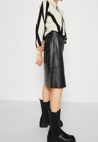 YAS Pouzdrová sukně - black