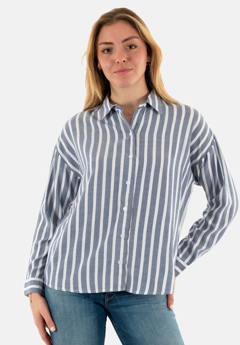 Camisa de botón a rayas azul y blanca con cuello, mangas largas y un corte relajado. Confeccionada en una mezcla de algodón ligero.