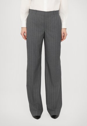 Pantaloni gri cu dungi fine, cu un design cu picior drept, realizate dintr-un material neted. Au brâie și o croială ajustată.