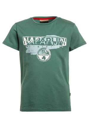 Grünes Napapijri T-Shirt mit kurzen Ärmeln, weißem Logo und Grafik des Arctic Research Programms auf der Brust.