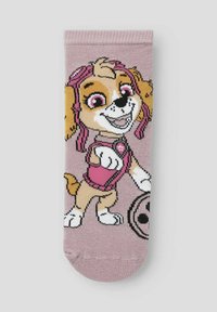 Jasnoróżowa skarpetka z rysunkiem kreskówkowego psa o brązowo-beżowym futrze, różowych akcentach i figlarnym wyrazie twarzy, z okrągłym wzorem na dole.