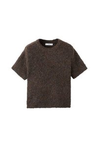 Top de manga corta y cuello redondo, hecho de un material esponjoso y texturizado. El color es marrón oscuro con variaciones sutiles. Diseño simple y de corte recto.
