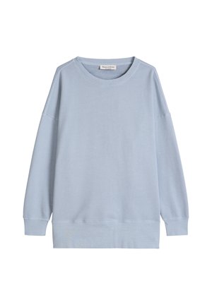 Felpa azzurro chiaro a maniche lunghe con collo tondo, polsini e orlo a coste, mostrata distesa con un'etichetta Marc O’Polo all'interno del colletto.