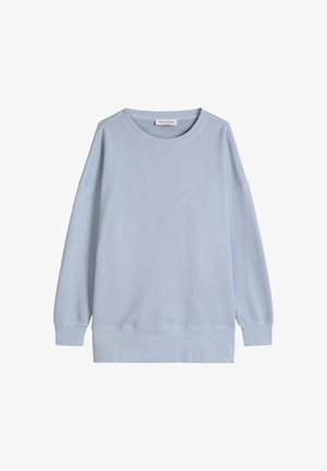 Sweat-shirt bleu clair à manches longues et col rond, avec poignets et ourlet côtelés, présenté à plat avec une étiquette Marc O’Polo à l'intérieur du col.