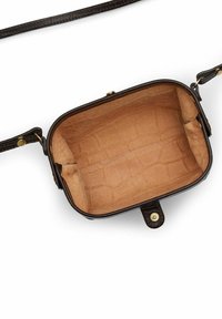 Borsa rettangolare in pelle marrone con un esterno liscio, un interno morbido di colore chiaro e una chiusura a scatto dorata. Include una tracolla regolabile.