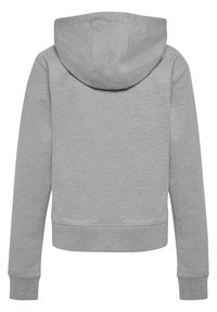 Sweatshirt gris avec une texture douce, une taille ajustée et des manches longues. Présente une grande capuche et un design minimaliste sans logos visibles.