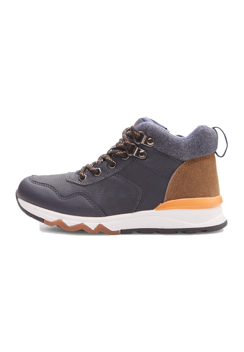 Sneaker alto navy in tessuto testurizzato, con accenti arancioni e un design metallico per gli allacci. Include un colletto imbottito e una suola decorata.