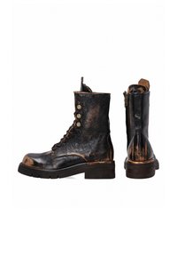 Černé kožené boty s texturovaným povrchem, dekorativními knoflíky, šněrováním v přední části a bočním zipem na robustní podrážce.