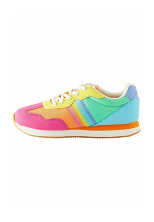 Mehrfarbiger Laufschuh mit rosa Zehenbereich, gelbem Schnürbereich, grünen und blauen Seitenpaneelen, Regenbogenstreifen und orangefarbenem Sohlenakzent.