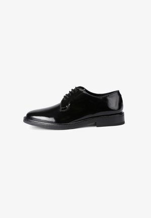 Scarpa da uomo in pelle nera con finitura lucida, punta arrotondata e design con allacciatura a cinque occhielli. Presenta una suola piatta in gomma.