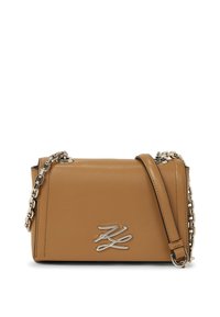 Borsa a tracolla in pelle marrone chiaro con tracolla a catena argentata e iniziali decorative argentate sulla parte anteriore.