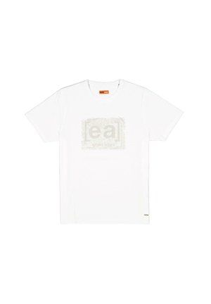 Weißes Baumwoll-T-Shirt mit kurzen Ärmeln, das in der Mitte ein hellgraues Grafikdesign "[ea]" in rechteckiger Form und ein kleines Etikett am Saum aufweist.