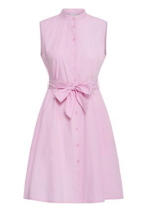 Robe sans manches rose clair avec des boutons sur le devant, un col montant et une grande ceinture nouée en forme de nœud à la taille.