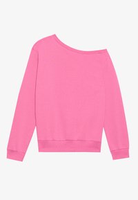 Rosa off-the-shoulder sweatshirt laget av mykt stoff, med lange ermer og ribbede mansjetter og nederkant. Glatt tekstur uten mønstre.