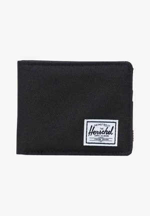 Cartera de tela negra con forma rectangular, etiqueta de marca blanca, superficie texturizada y acento rojo en el lateral. Diseño compacto y sencillo.
