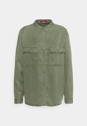 Langärmeliges, olivgrünes Hemd mit Knöpfen, zwei Brusttaschen und spitzem Kragen vor weißem Hintergrund.