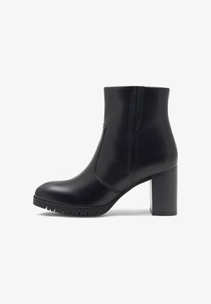 Juodų odinių kulkšninių botų su suapvalinta nosimi, šoninėmis elastinėmis detalėmis ir tekstūruotu blokuotu kulnu. Turi lygų paviršių ir elegantišką dizainą.