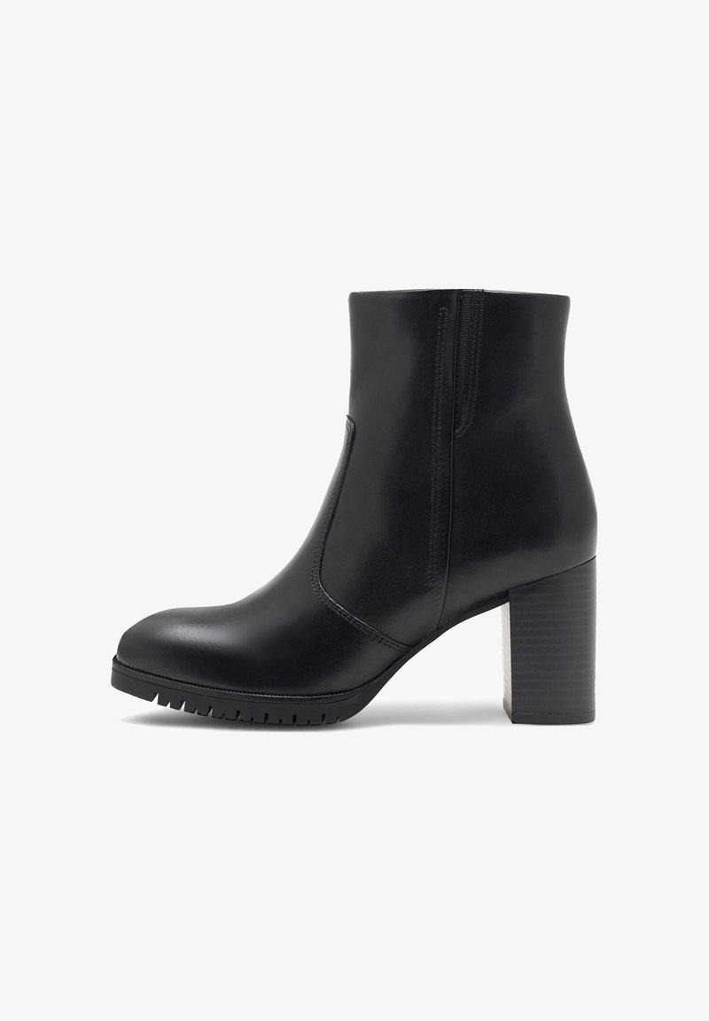 Čierna kožená členková čižma s okrúhlou špičkou, bočnými elastickými panelmi a textúrovaným blokovým podpätkom. Má hladký povrch a štýlový dizajn.