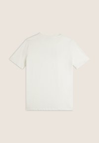 Camiseta blanca de manga corta hecha de algodón, con un cuello redondo y una textura suave y ligera. Sin patrones ni adornos.