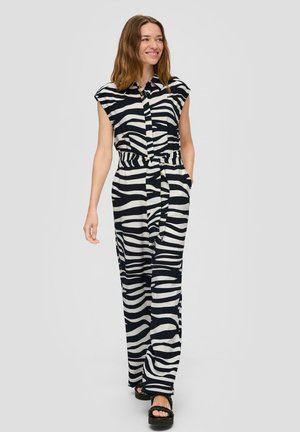 Gestreifter Jumpsuit in Schwarz und Weiß, mit kurzen Ärmeln, Knopfleiste, Gürtel und seitlichen Taschen. Leichter Stoff mit texturiertem Muster.