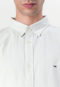 Tommy Jeans SLIM STRIPE SHIRT - Cămașă - cloudy jade