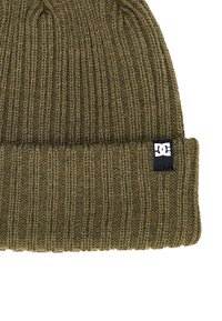 Berretto in maglia verde oliva con texture a coste e orlo ripiegato. Presenta una piccola etichetta nera con il logo DC sul lato.