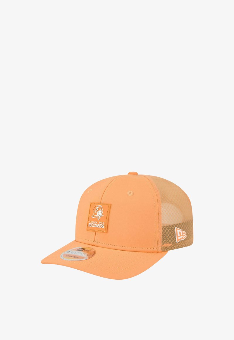 Casquette orange avec panneau en mesh, arborant un logo en patch à l'avant pour les Tampa Bay Buccaneers. Visière incurvée et fermeture snapback ajustable.