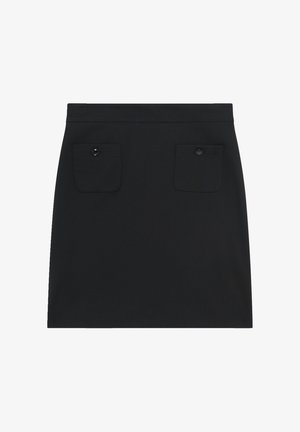 Zwarte rok met een rechte snit, voorzien van twee voorzakken met knoopsluitingen. De gladde textuur en het strakke ontwerp benadrukken de klassieke uitstraling.