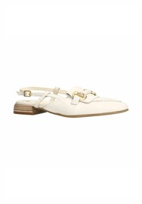 Witte leren slingback-schoen met een lage houten hak, puntige neuzen en decoratieve gouden hardwareaccenten. Beschikt over kruislings gespen.