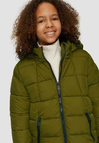 Groene gewatteerde jas met een ritssluiting aan de voorkant, voorzien van een capuchon, zijzakken en een quilted ontwerp. De kraag is wit, met een geribbelde textuur.