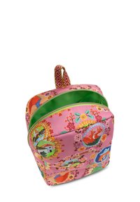 Roze stoffen rugzak met bloemenpatronen, voorzien van een groene binnenkant en rits, en een textuur handvat met geometrisch ontwerp aan de bovenkant.