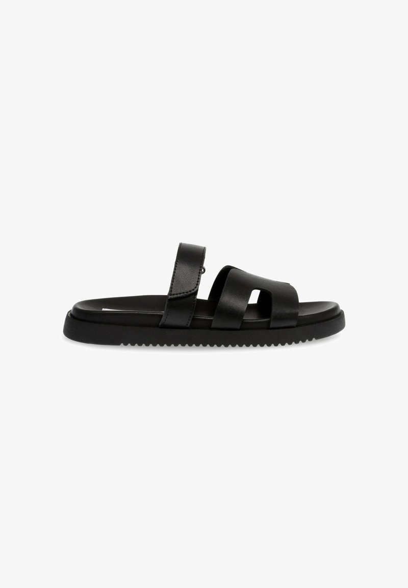 Sandalias de piel negra tipo slide con dos correas anchas y suela acolchada. Suela texturizada para tracción, diseño minimalista.