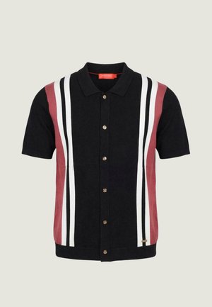 Czarna koszula z krótkim rękawem zapinana na guziki z czerwonymi bocznymi panelami, pionowymi białymi i czarnymi paskami oraz kołnierzykiem.