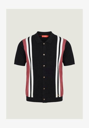 Camicia nera a maniche corte con bottoni, pannelli laterali rossi, righe verticali bianche e nere e colletto.