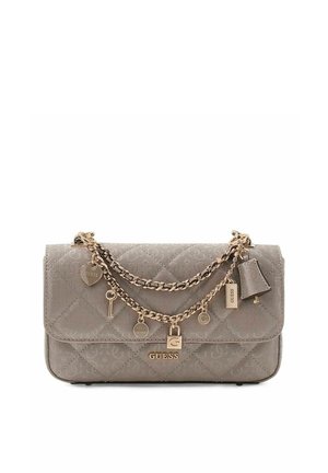 Gewatteerde grijze Guess-handtas met gouden kettingbanden en meerdere gouden bedeltjes, waaronder een hartje, sleutel, slot en bel.