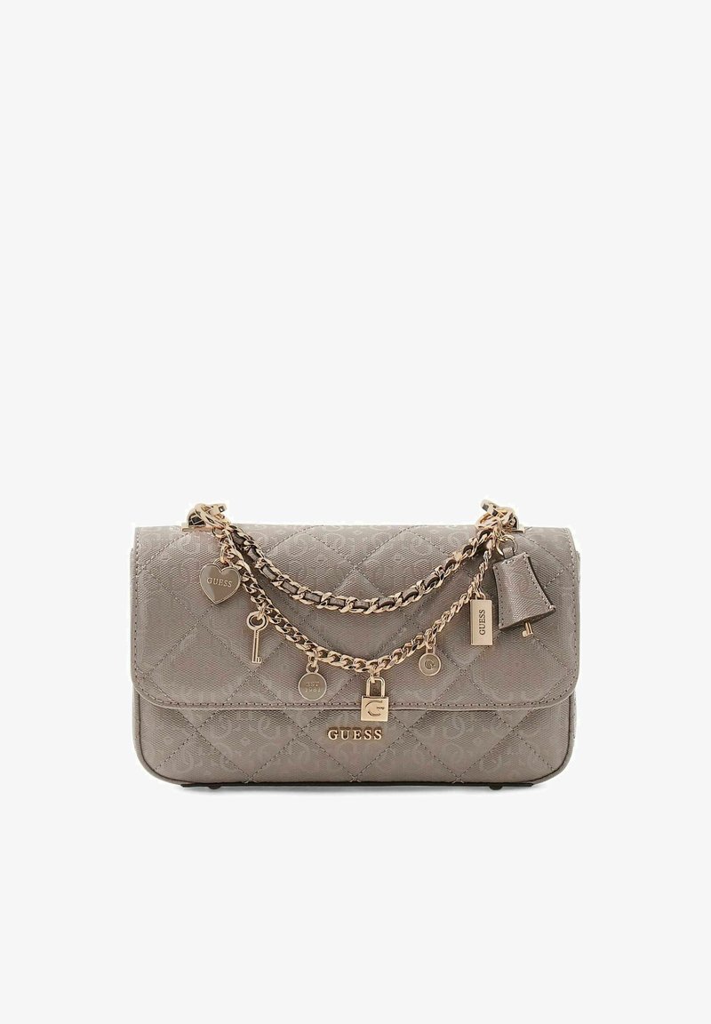 Sac à main matelassé gris de Guess avec des bretelles en chaîne dorée et plusieurs breloques en or, y compris un cœur, une clé, un cadenas et une clochette.