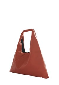 Sac en cuir couleur rouille au design angulaire unique et à ouverture supérieure. Présente une anse découpée et une texture lisse.